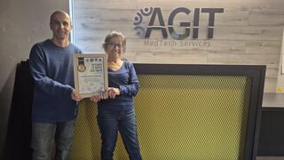 שניים מהעובדים עם תעודת ההוקרה