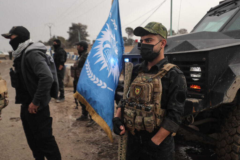 לוחמים כורדים של SDF צופים מהצד ב כוחות א-שרע נכנסים לעיר אל-חסכה סוריה