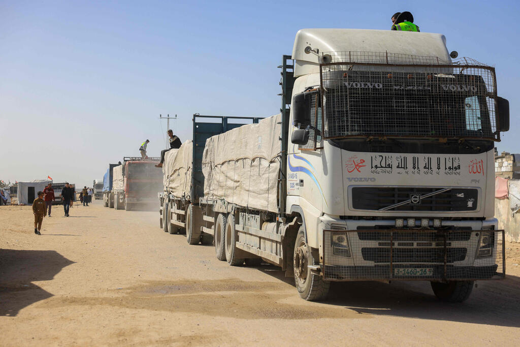 Photo: Bashar Taleb / AFP הגעת הפעימה הראשונה של עזתיים שחוזרים לרצ"ע למעבר רפיח