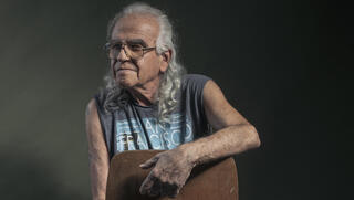 בגיל 72 מני בגר כבר סבא, אבל עדיין רוקיסט בועט