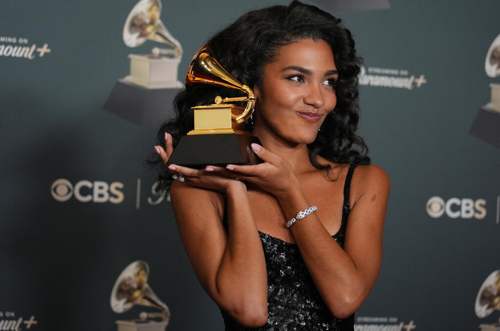 Olivia Dean at the 2026 Grammy Awards (Photo: Chris Pizzello/AP) אוליביה דין בטקס פרסי הגראמי 2026