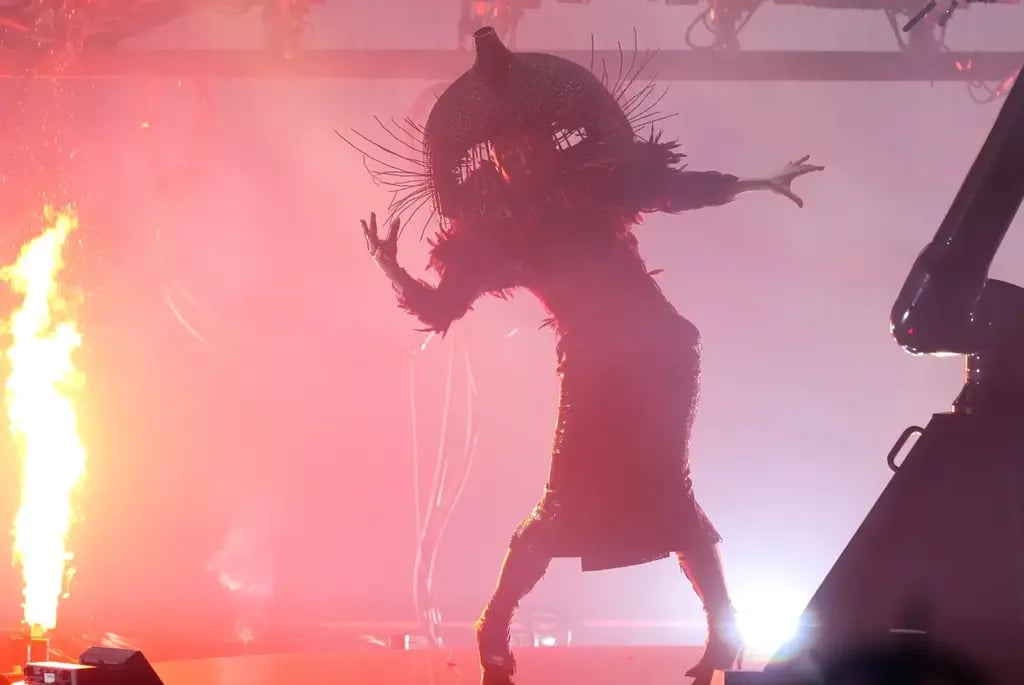 Lady Gaga performs 'Abracadabra' 