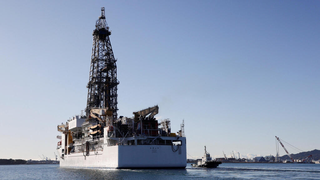 ספינת הקידוח היפנית "צ'יקיו", בדרכה לאי מינאמי טורישימה