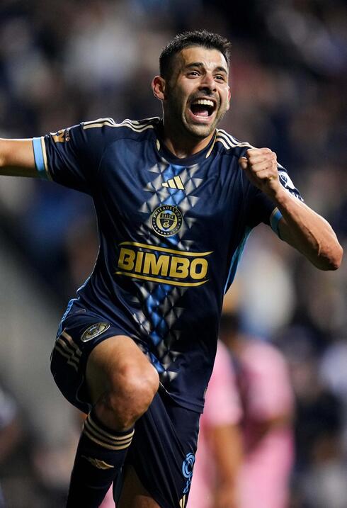 תאי בריבו במדי פילדלפיה יוניון