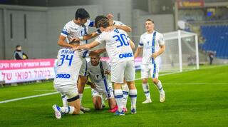 שחקני מכבי תל אביב חוגגים