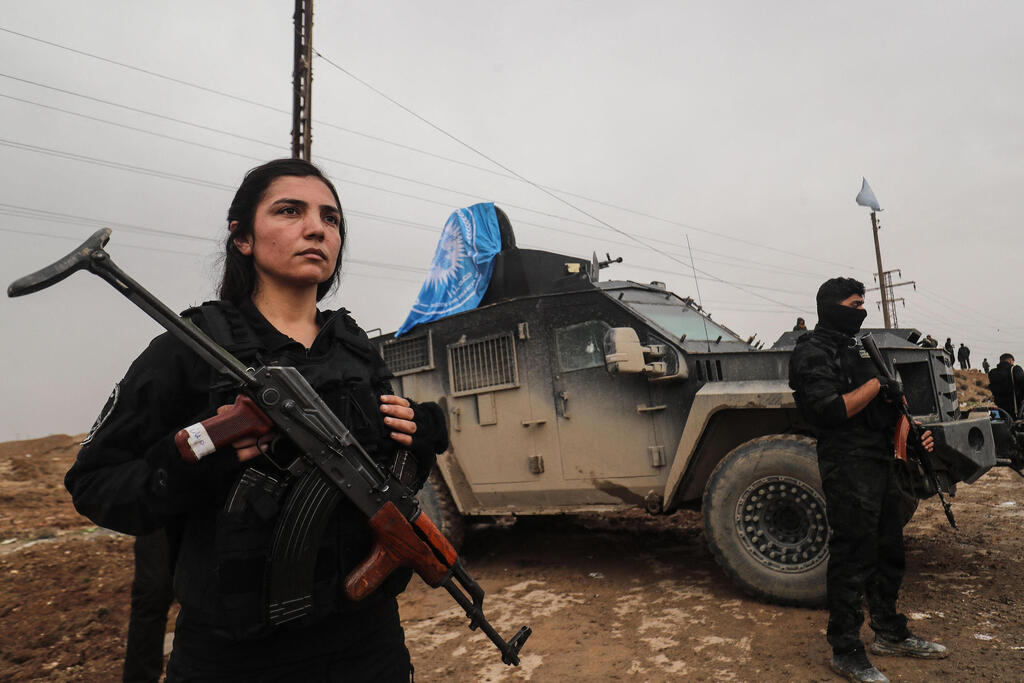 לוחמים כורדים של SDF צופים מהצד ב כוחות א-שרע נכנסים לעיר אל-חסכה סוריה