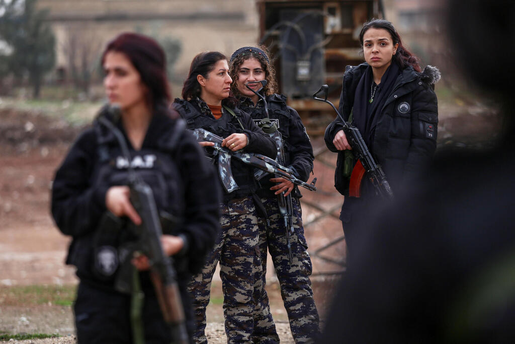 לוחמים כורדים של SDF צופים מהצד ב כוחות א-שרע נכנסים לעיר אל-חסכה סוריה