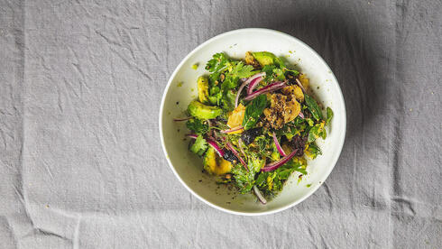 סלט אבוקדו וירוקים