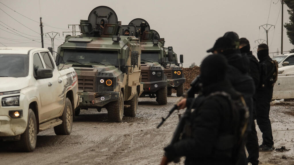 לוחמים כורדים של SDF צופים מהצד ב כוחות א-שרע נכנסים לעיר אל-חסכה סוריה