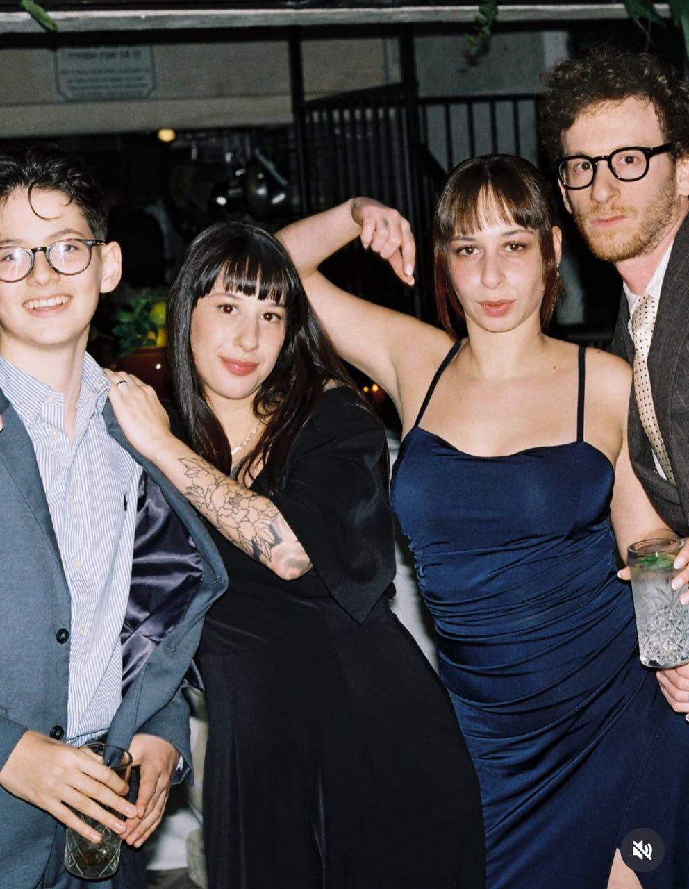 שבט אחים ואחיות. אלישע עם עמליה, סופי ואהרן (צילום: דור שרון) חתונה אלישע בנאי מאיה ברשתת