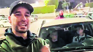 מרדכי דוד חוסם את רכבו של אהרן ברק