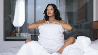 מצעים לבנים בבית מלון