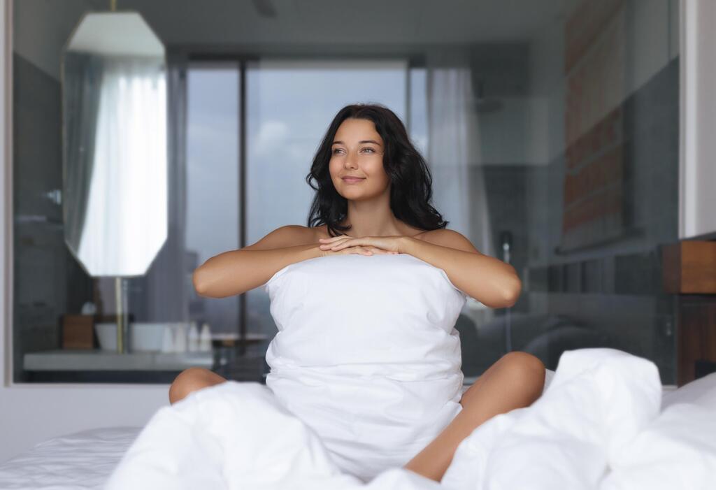 מצעים לבנים בבית מלון