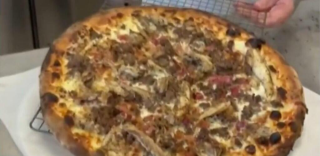 Photo: Screenshot CBS Iguana pizza