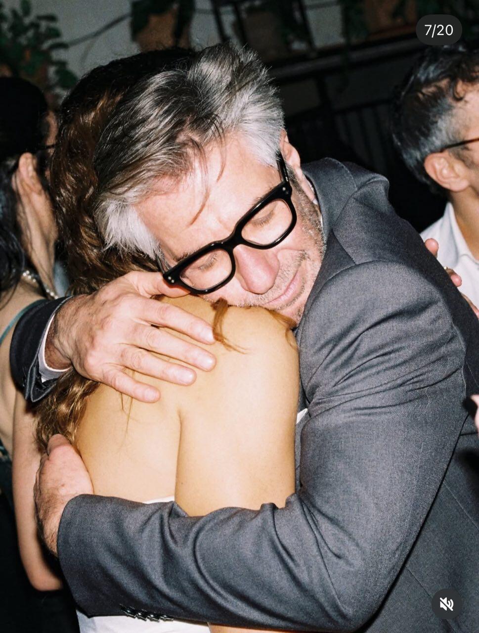 חיבוק מהלב. בנאי והכלה (צילום: דור שרון) חתונה אלישע בנאי מאיה ברשתת