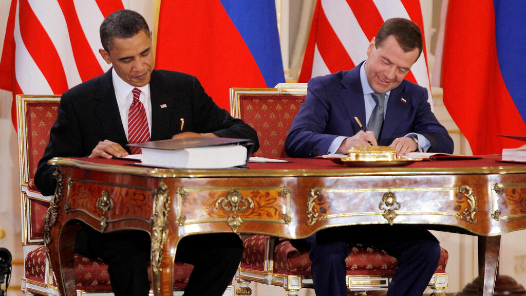 נשיא ארה"ב דאז ברק אובמה חותם באפריל 2010 על אמנת הגרעין  New START עם נשיא רוסיה דאז דמיטרי מדבדב