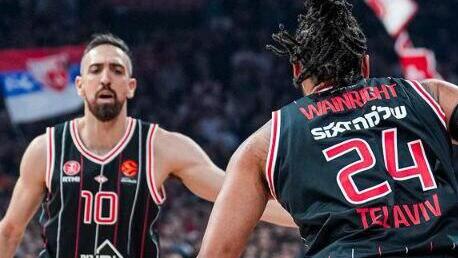 שחקן הפועל ת"א בר טימור עם איש וויינרייט