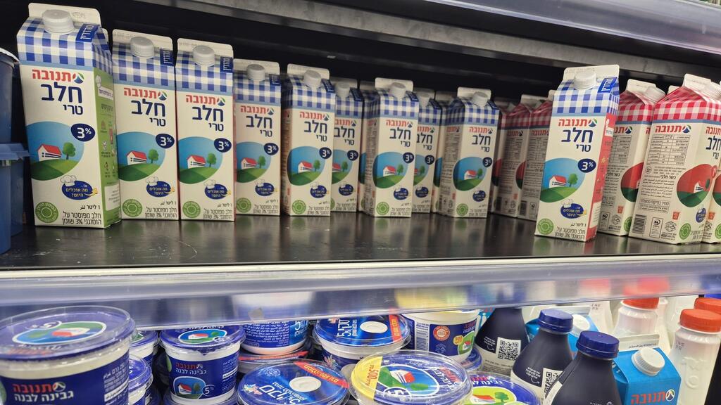 Молоко и молочные продукты в Израиле (Фото: Мейрав Кристал) ברמי לוי בשכונה בת"א אין מחסור בחלב