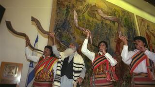 עולים תוקעים בשופרות בטקס בכנסת לציון 50 שנה למבצע "על כנפי נשרים", 1998