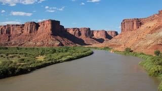 נהר גרין מתפתל דרך הפארק הלאומי קניונלנדס