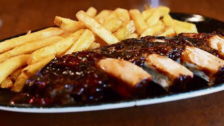 אווירה של דיינר אמריקאי. Meet & Meat