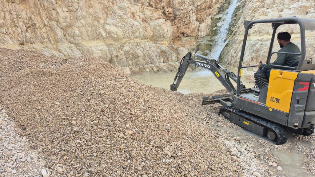 הוצאת סחף מהבריכה הראשונה בנחל דוד