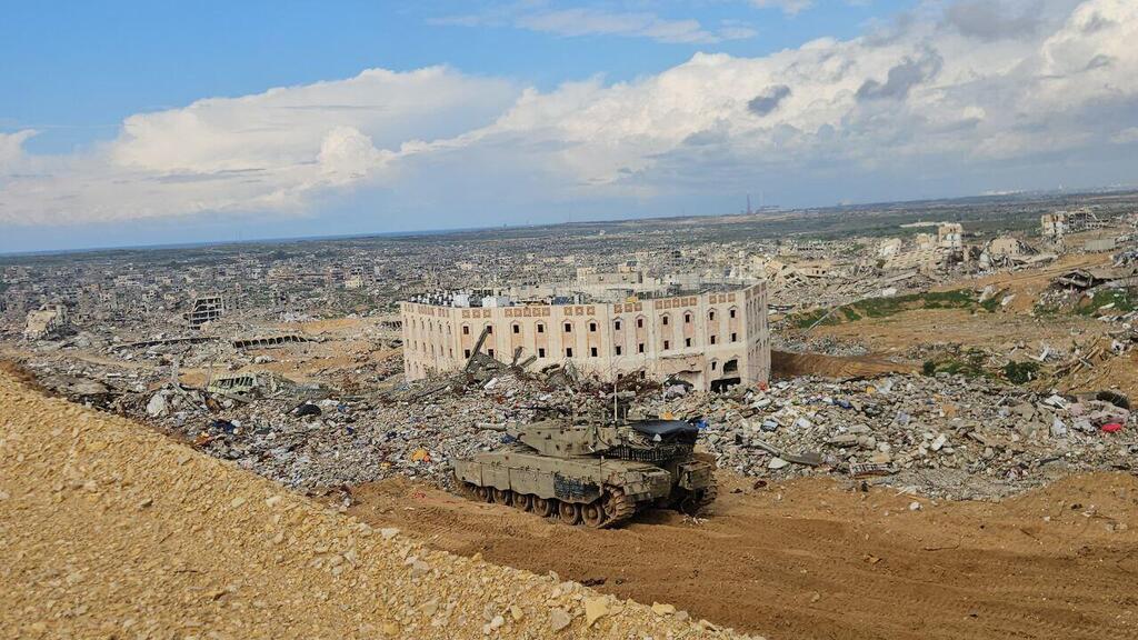 Силы ЦАХАЛа у желтой линии в Газе (Фото: Йоав Зейтун ) תמרון בקו הצהוב