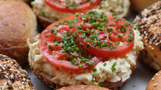 בייגלס בסגנון אמריקאי עם סלט ביצים