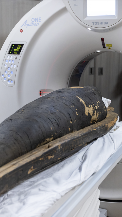 המומיה של כוהן הדת המצרי נס-חור, עם כניסתה לסריקת CT