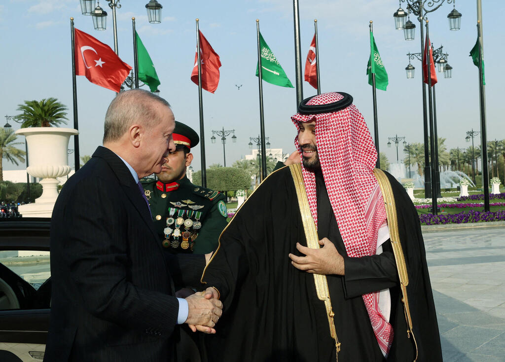 Erdogan and Saudi Crown Prince Mohammed bin Salman (Photo: Murat Cetinmuhurdar/Turkish Presidential Press Office/Handout via REUTERS) ריאד סעודיה נשיא טורקיה רג'פ טראיפ ארדואן עם מוחמד בן סלמאן