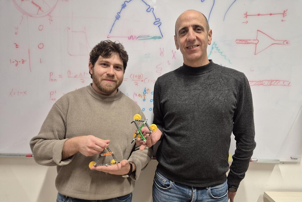 פרופ' יאיר שוקף והסטודנט תומר סיגלוב 