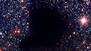 הערפילית ברנרד 68 הממוקמת בקבוצת אויפיוקוס, מרחק של 400 שנות אור מכדור הארץ. באמצעות טלסקופ החלל ג׳יימס ווב מדדו ד"ר ביאלי וקבוצתו לראשונה את האותות הנפלטים מערפילית זאת כתוצאה מעירור המימן המולקולרי על ידי קרניים קוסמיות