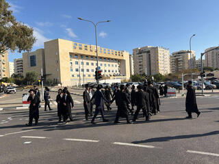 מפגינים מחוץ לתל השומר