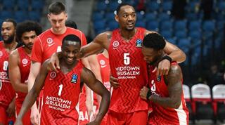 אוסטין וויילי מחבק את ג'ארד הארפר וקאדין קרינגטון