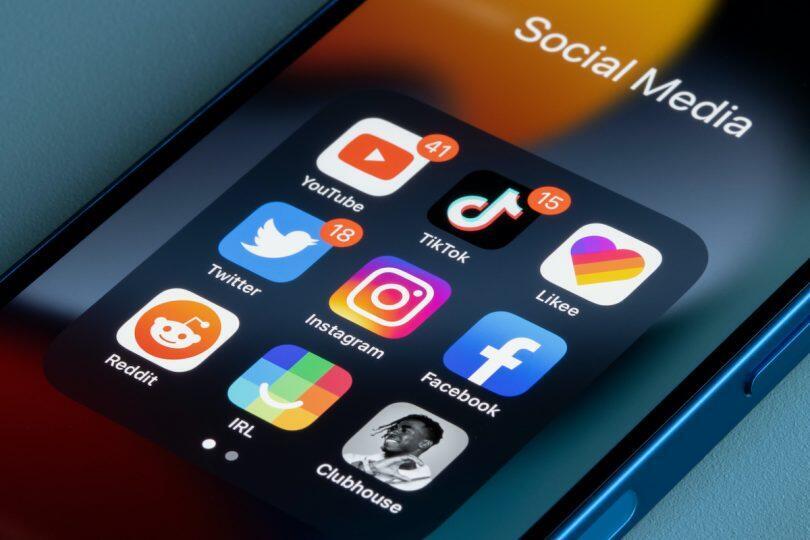Canada may soon become another country to impose sweeping restrictions on children's and teenagers' use of social media (Photo: Getty Images) רשתות חברתיות