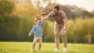 אבא משחק עם הילד שלו