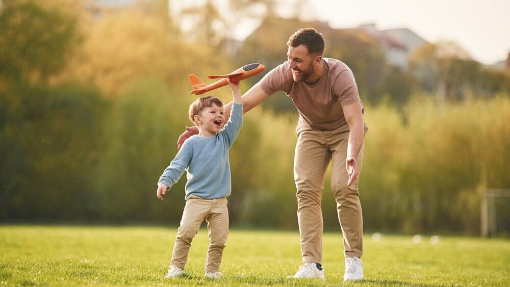 אבא משחק עם הילד שלו