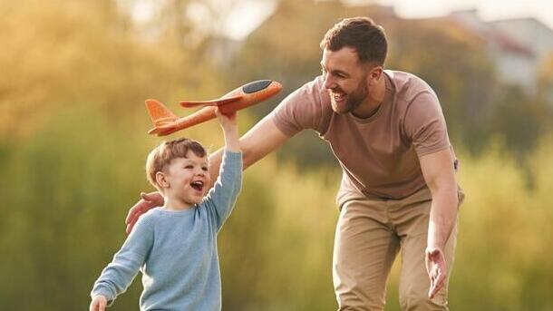 אבא משחק עם הילד שלו