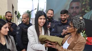 ניר מנגדי, לוחם ביחידת מתפ"א שאיבד את אחיו דור ז"ל בקרב בבארי, הביא את מדי צה"ל לאחותו הקטנה, מעיין, בטקס של "גדולים במדים"