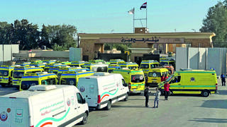 אמבולנסים ממתינים במעבר רפיח בצד המצרי לפינוי חולים ופצועים לבתי חולים