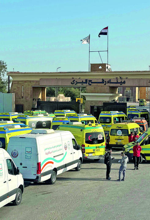 אמבולנסים ממתינים במעבר רפיח בצד המצרי לפינוי חולים ופצועים לבתי חולים