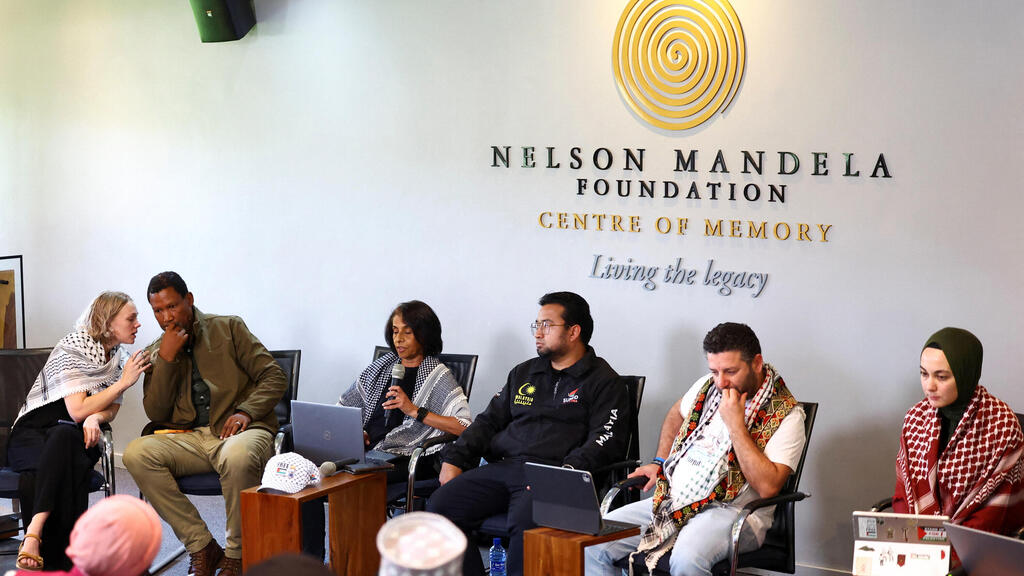 מנדלה מנדלה נכדו של נלסון מנדלה במסיבת עיתונאים של פעילים אנטי-ישראליים ב יהונסבורג דרום אפריקה שבה הכריזו על משט חדש ל עזה