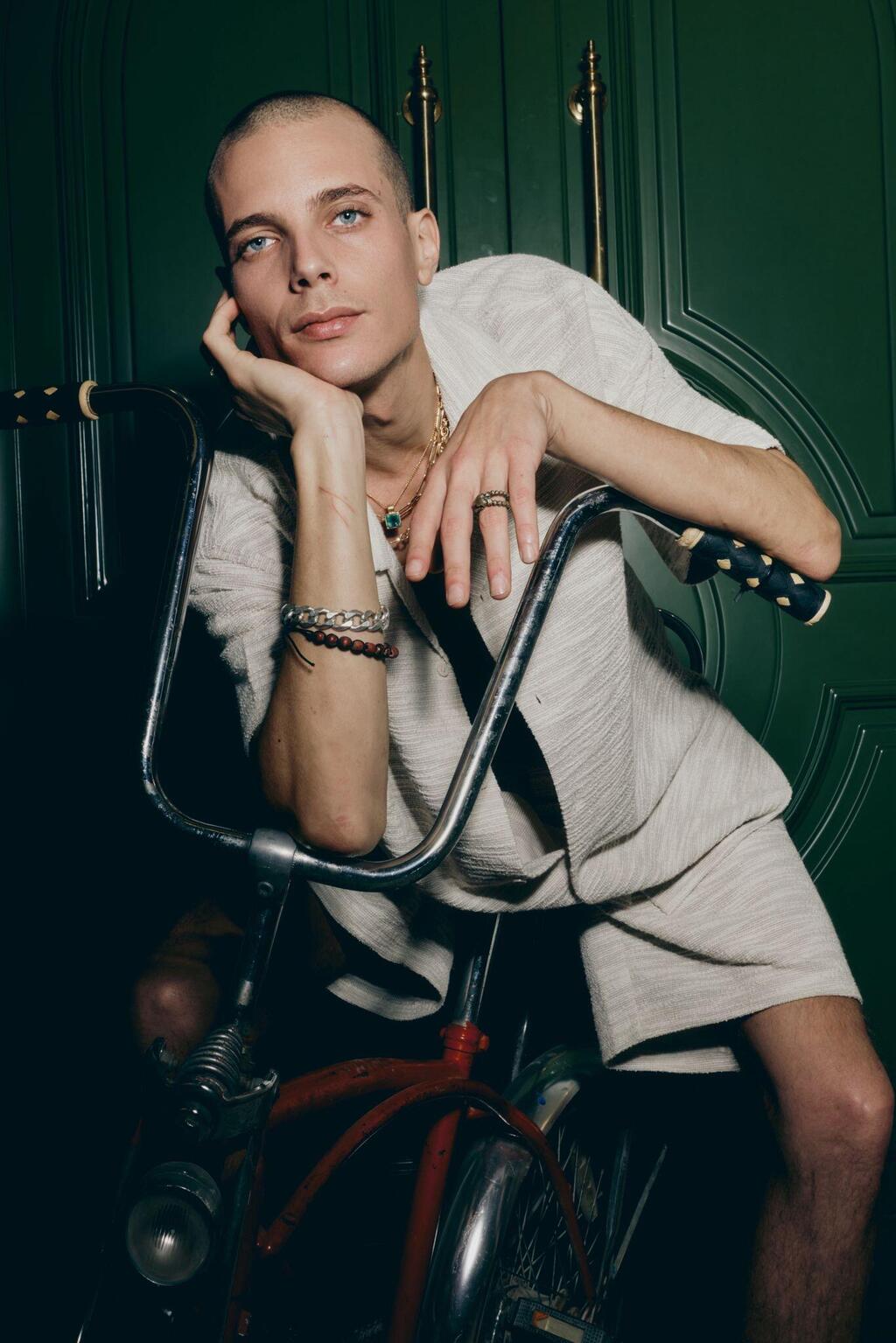 אורי קומאי או דודו פארוק - לו זה לא משנה