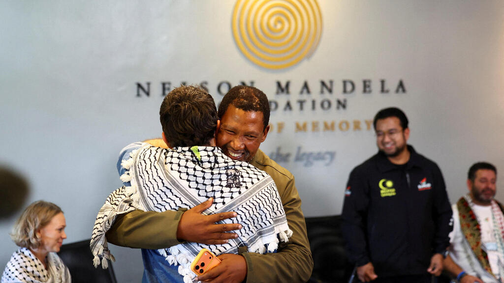 מנדלה מנדלה נכדו של נלסון מנדלה במסיבת עיתונאים של פעילים אנטי-ישראליים ב יהונסבורג דרום אפריקה שבה הכריזו על משט חדש ל עזה