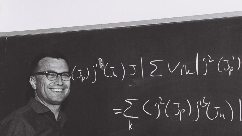 פרופ' יגאל תלמי בהרצאה