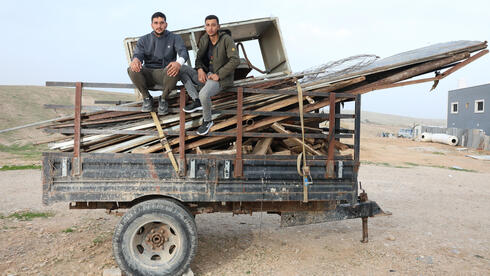 עבד אל־רשאיידה (משמאל), ממגורשי ראס עין אל־עוג'א