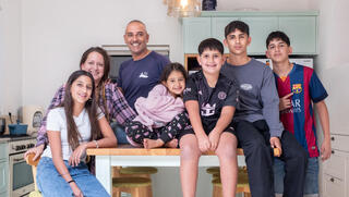 "הילדים במרכז מבריזים לקניון, שלנו חותכים למעיין"