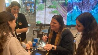 אבישג צ'רחי ומעריצות