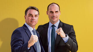 פלביו (משמאל) עם אדוארדו, השבוע. "אם שם המשפחה בולסונרו מייצג משהו רע, לא הייתי מוביל בסקרים"