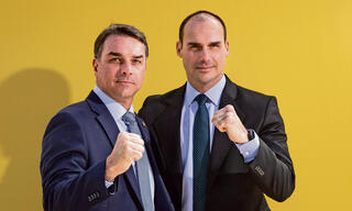 פלביו (משמאל) עם אדוארדו, השבוע. "אם שם המשפחה בולסונרו מייצג משהו רע, לא הייתי מוביל בסקרים"